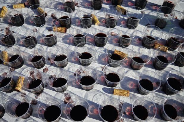 Langs het hele parcours vind je tafels vol wijn terug om uit te delen aan de deelnemers.