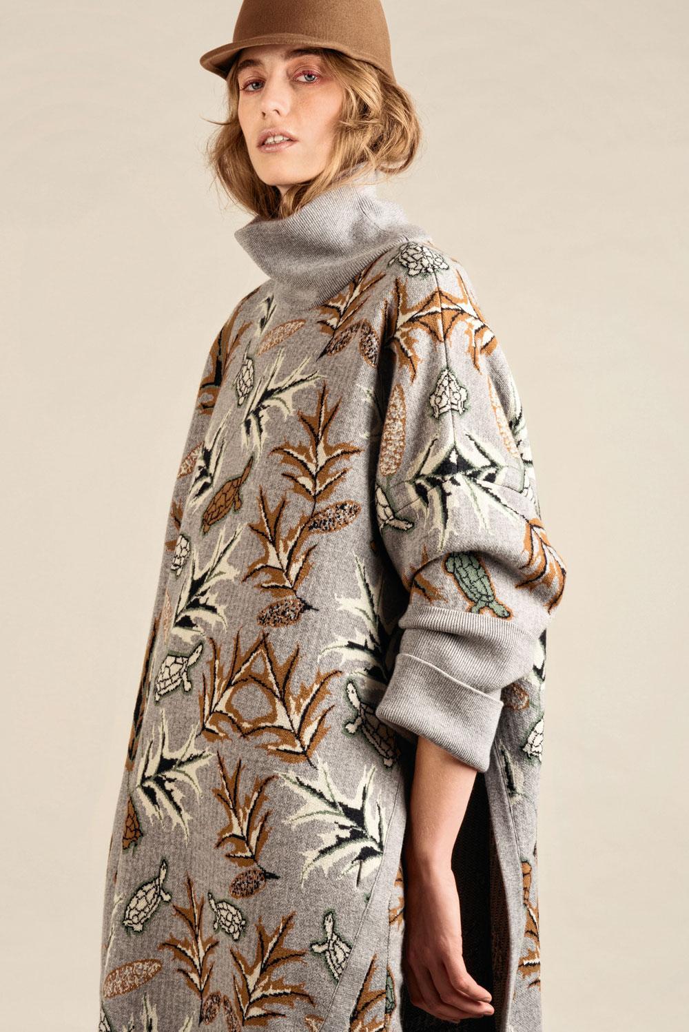Rechte jurk en bijbehorende poncho van grijs tricot met herfstmotief, Lacoste. Pet, A.P.C.