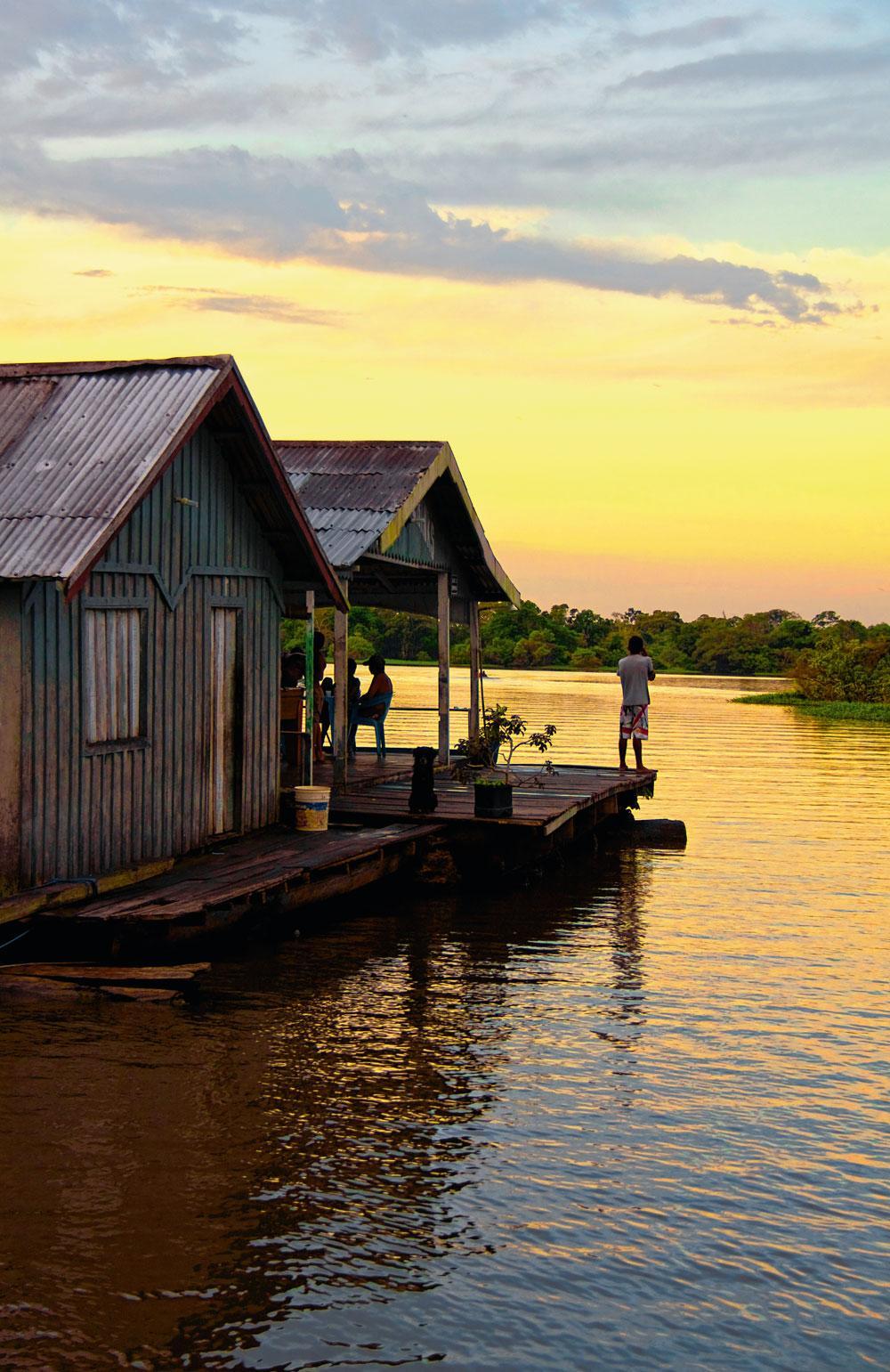 Het drijvende indianendorp January, nabij Manaus.