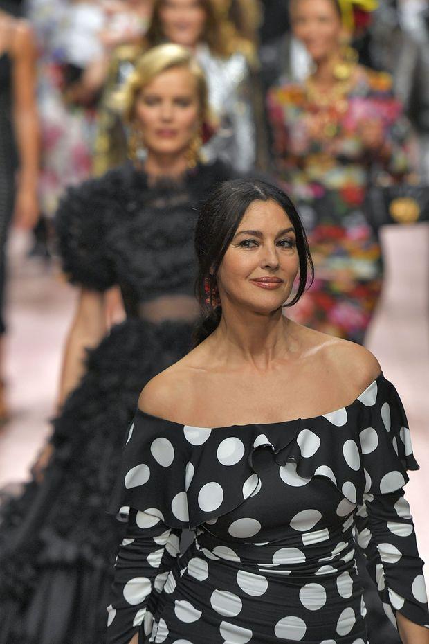 Monica Bellucci loopt op de catwalk tijdens de show van Dolce & Gabbana