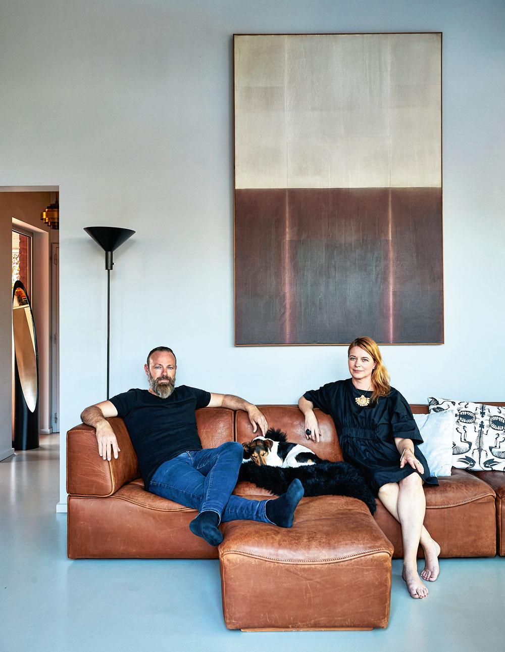 De De Sede-sofa is de ideale plek om bij te praten. Het schilderij is van Marc Devade.