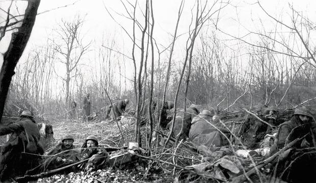 Bataille de Verdun, 1916 : des soldats français en position dans le bois des Caures. 
