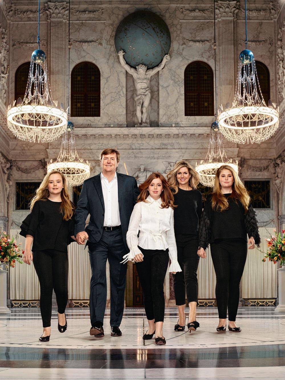 De Nederlandse koninklijke familie: Willem-Alexander, Máxima en hun dochters Catharina-Amalia, Alexia en Ariane (2018).