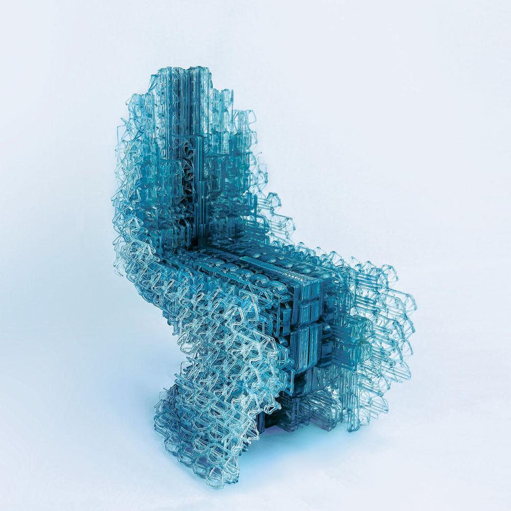 Met de Voxel Chair experimenteert Retsin met een nieuwe productiemethode. De stoel is gebouwd uit goedkope, gestandaardiseerde deeltjes die via een algoritme in een ononderbroken lijn worden geassembleerd.