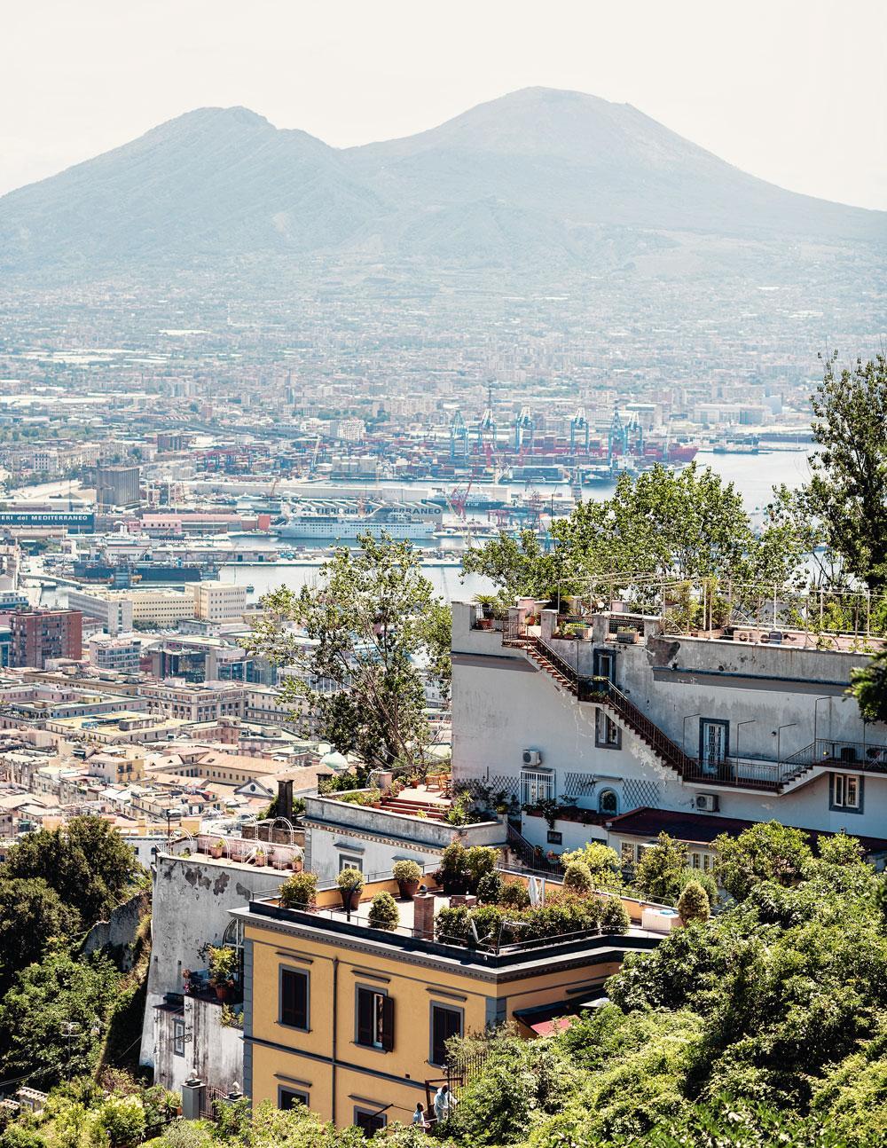 Uitzicht op de Vesuvius vanop Belvedere San Martino, een plein aan de voet van kasteel Sant'Elmo.