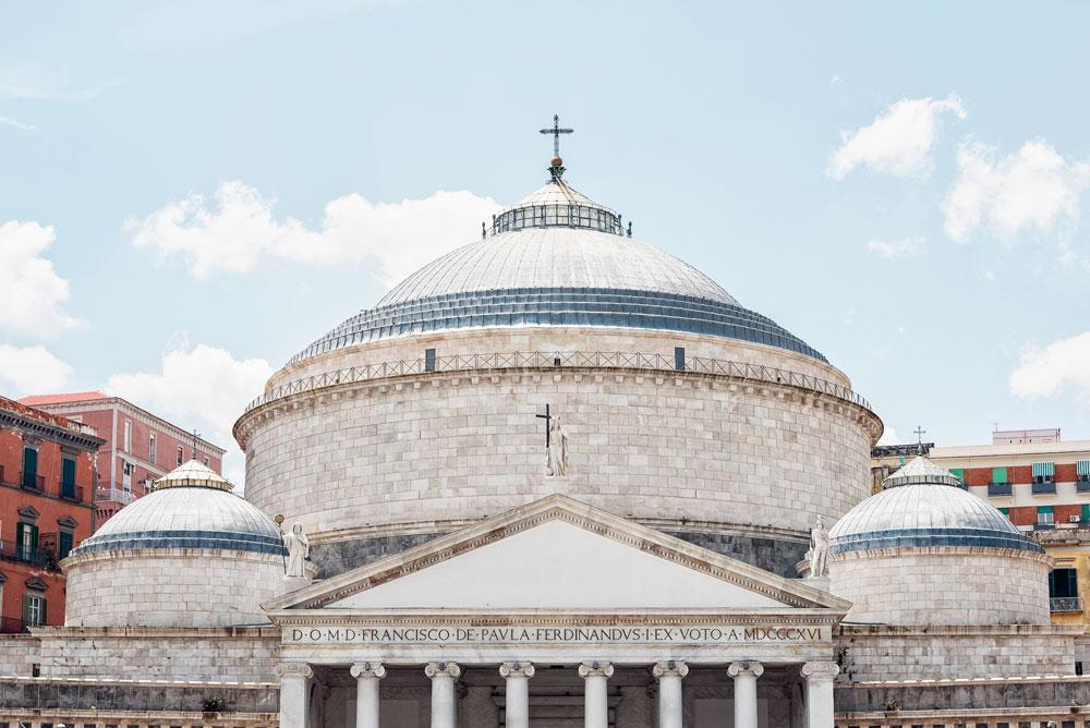 De basiliek van San Francesco di Paola, gebouwd naar het model van het Pantheon in Rome.