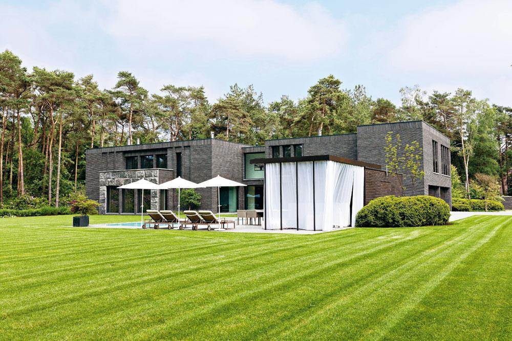 Moderne villa met buitenzwembad, die uitkijkt op de greens van de Royal Antwerp Golf Club. Energiezuinige woning op 1130 m², met 5 slaapkamers en badkamers. Vraagprijs: 5,85 miljoen euro.
