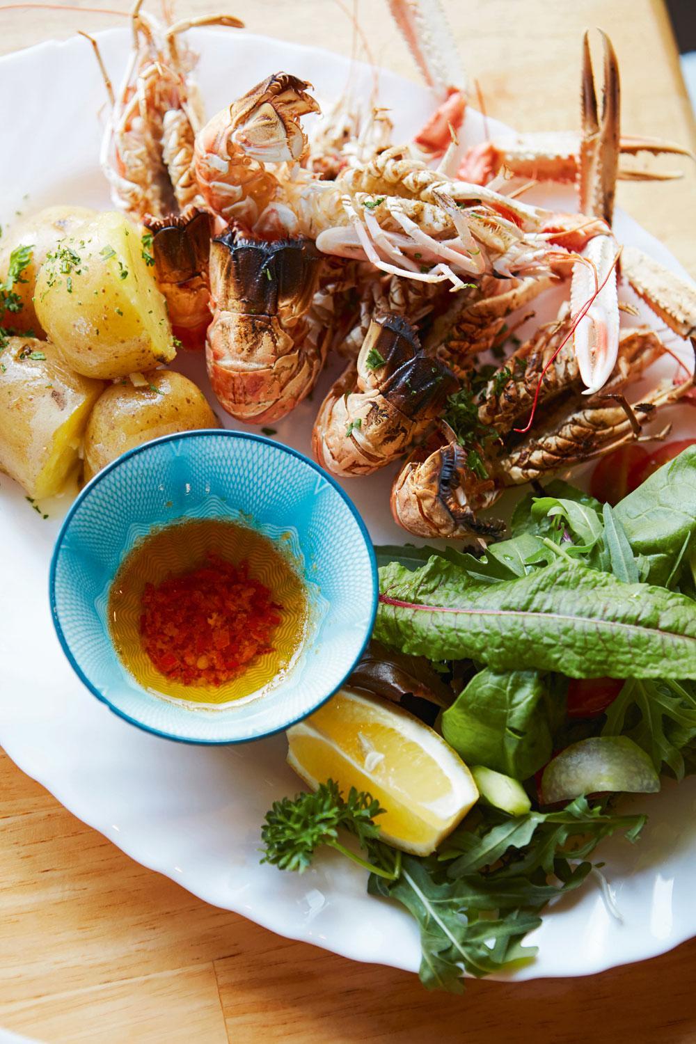 In de Kishorn Seafood Bar krijg je kreeft, oesters, mosselen en krab geserveerd.
