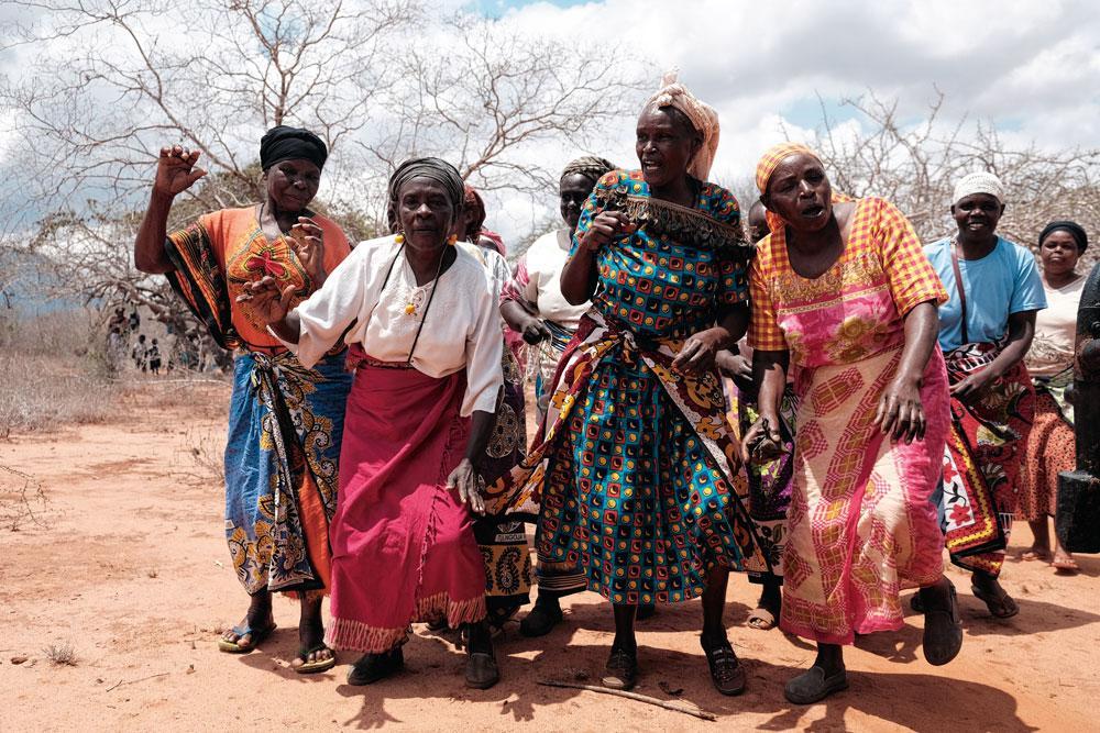 Hoe A.S. Adventure vrouwen in Kenia financiële zekerheid geeft: 'Manden weven heeft ons leven veranderd'