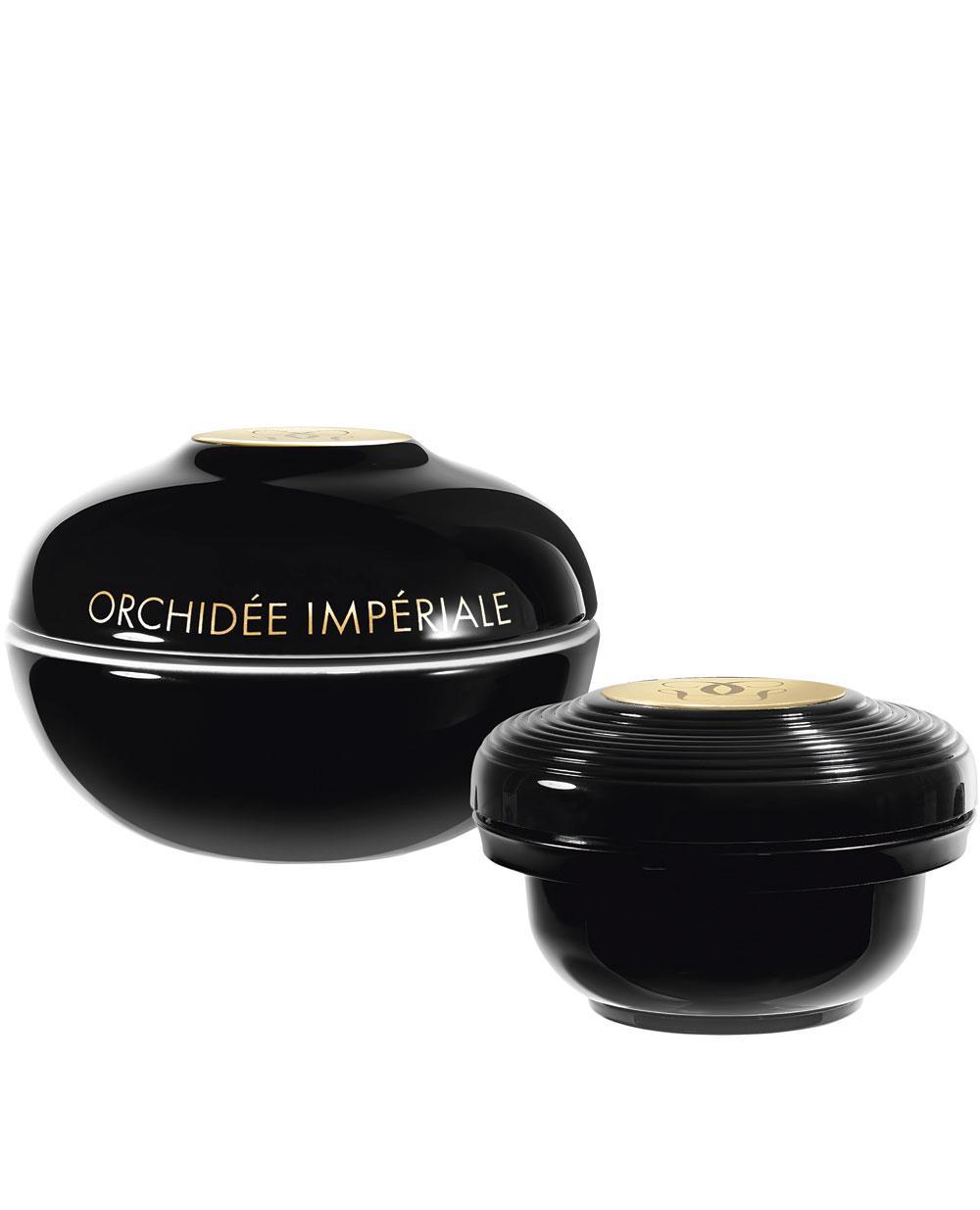 Orchidée Impériale Black (1180 euro, 900 euro per refill) van Guerlain. Navulbare luxe in een door porseleinmaker Bernardaud handgemaakte pot.