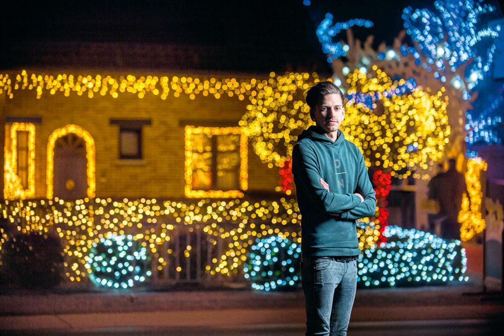 Jurgen (27) kroont zich met zijn 200.000 lichtjes en 30 kerstbomen tot dé koning van de kersthuizen.