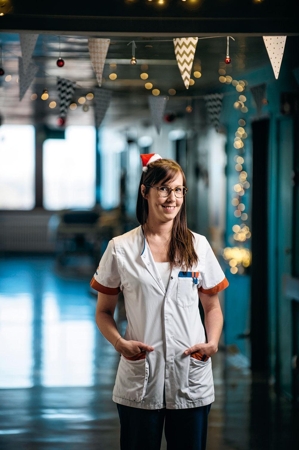 Verpleegster Tineke (31) strooit als kerstelf de Christmas spirit in het rond op de dienst neurochirurgie.