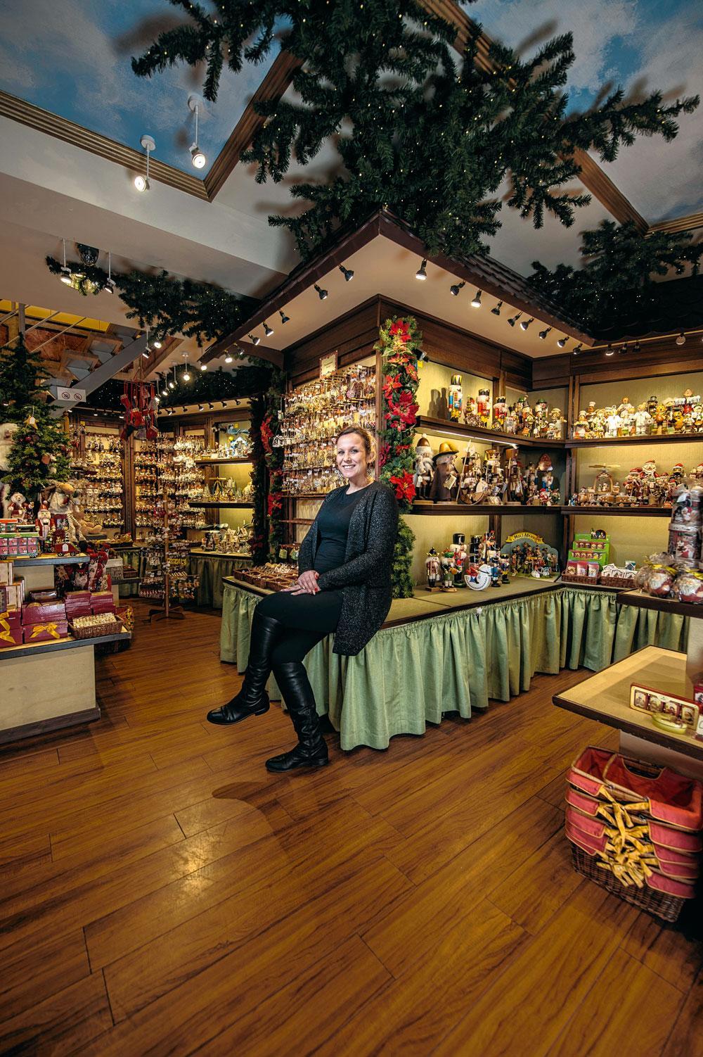 Vera (34) werkt al vijf jaar in Käthe Wohlfahrt, een kerstwinkel die het hele jaar door open is.