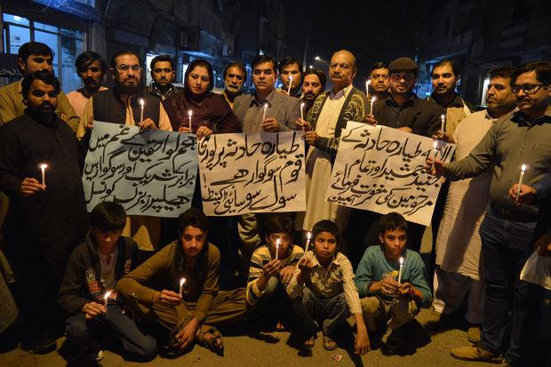 Des bougies en hommage aux victimes du crash aérien à Multan, Pakistan.