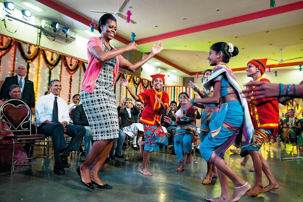 Dansend op het Diwali-feest in Mumbai, Indië in 2010. Een foto van Pete Souza, de huisfotograaf van de Obama's, die hen acht jaar volgde. Bron: Obama, een intiem portret, Pete Souza, uitgeverij Spectrum, 34,99 euro.