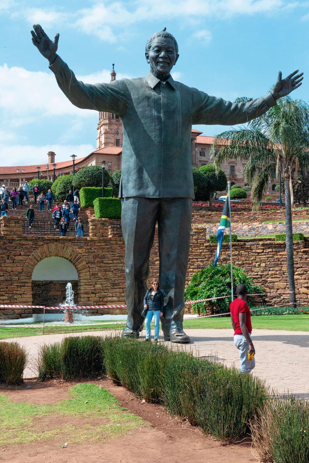 Nationale held Mandela, meer dan levensgroot voor de Union Buildings in Pretoria.
