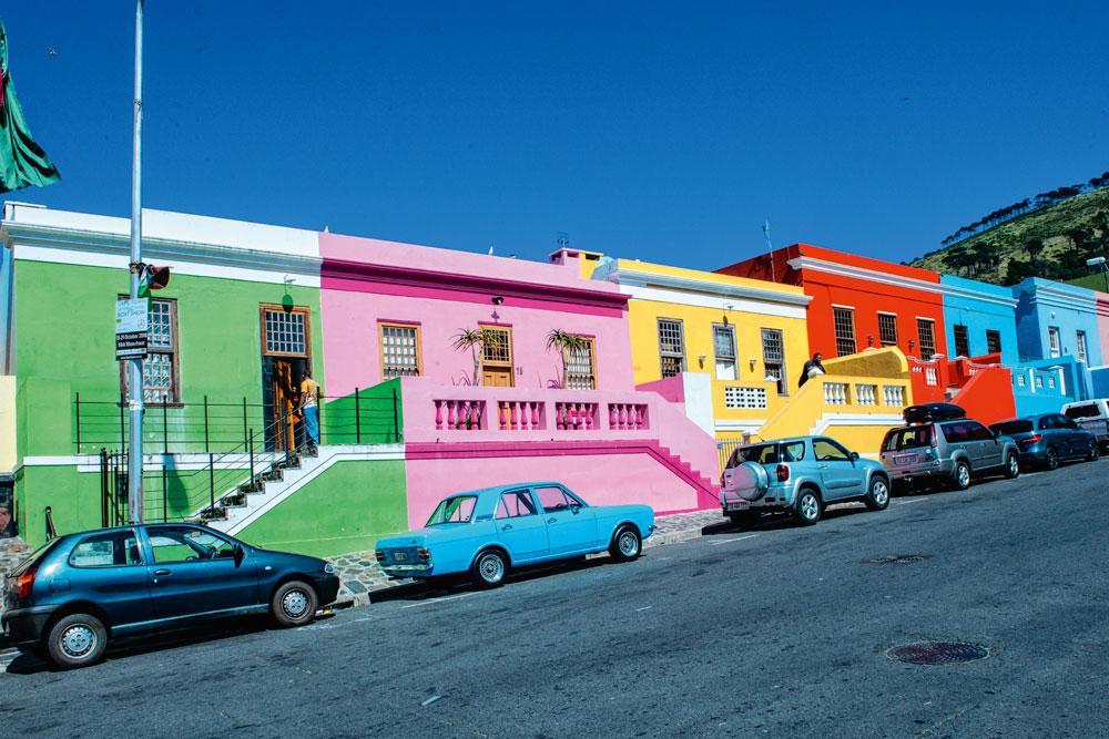 In de kleurrijke Bo-Kaap-buurt wonen nog veel nazaten van Maleisische en Indonesische inwijkelingen.