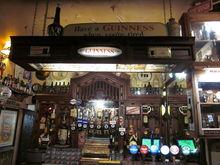 De bekende traditionele pub, Duke of York, in Belfast