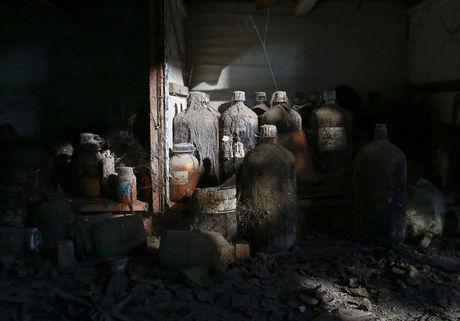 Des bouteilles de produits chimiques abandonnées dans l'usine depuis la catastrophe de 1984. 