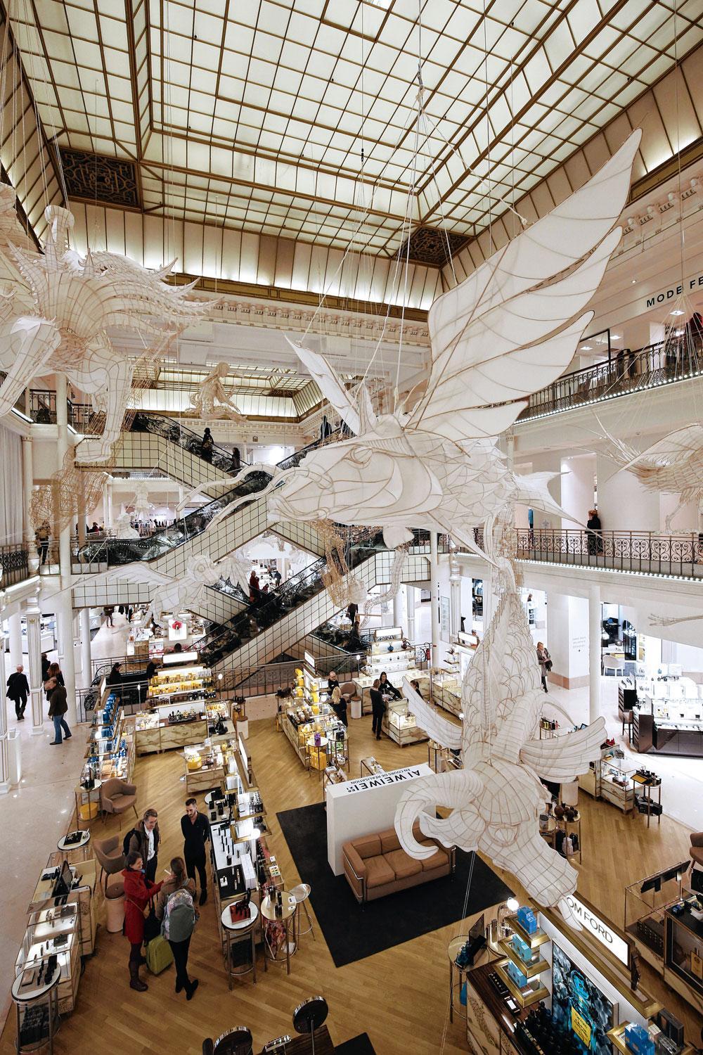 Ook een publiekstrekker: luxewarenhuis Le Bon Marché pakte van 16 januari tot 20 februari 2016 uit met 'Er Xi, Air de Jeux', een tijdelijke tentoonstelling van kunstenaar Ai Weiwei, met als thema de kindertijd, bestaande uit een gigantische constructie van bamboe met draken en kites in 3D.