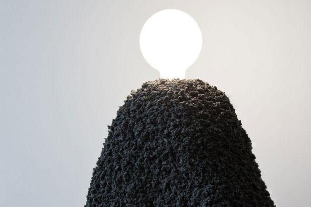 Dit is een van de twee lampen, gemaakt van verbrijzeld graniet en vislijm, die Stine Mikkelsen presenteert.
