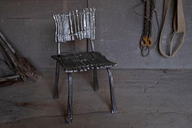 Chair T-006 is een moderne interpretatie van metaalgieten en de verlorenwasmethode.