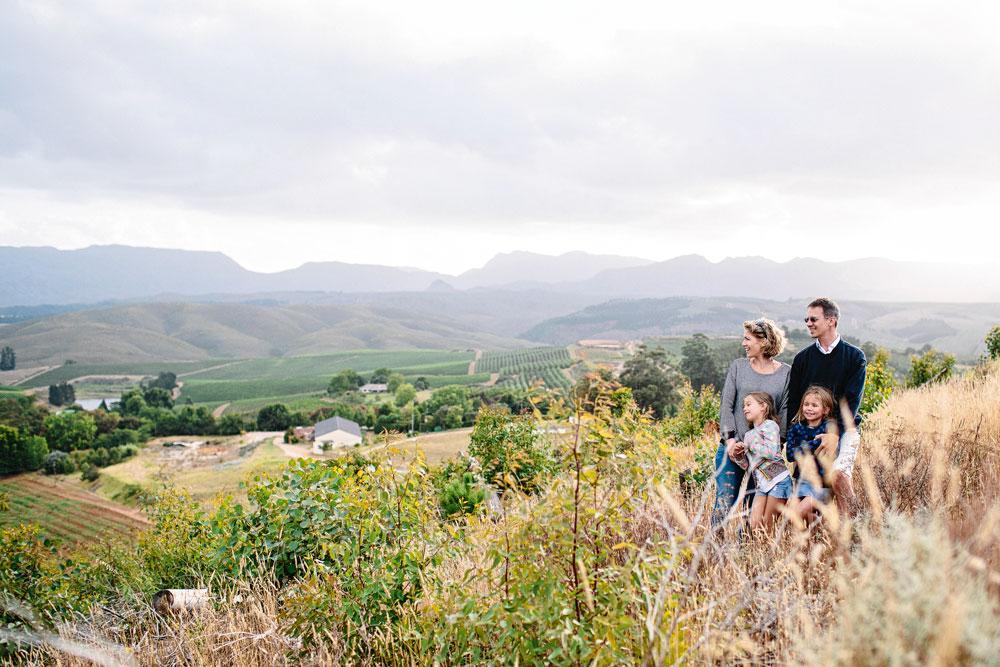 Joris, Nathalie en hun twee dochters hebben op hun domein een prachtig uitzicht over de vallei.