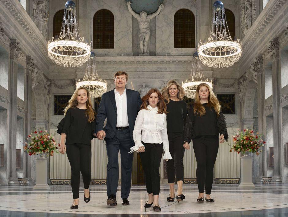 Amsterdam, maart 2018: Koning Willem-Alexander, Koningin Máxima en hun dochters (v.l.n.r.) Prinses Ariane, Prinses Alexia en de Prinses van Oranje in het Koninklijk Paleis Amsterdam.
