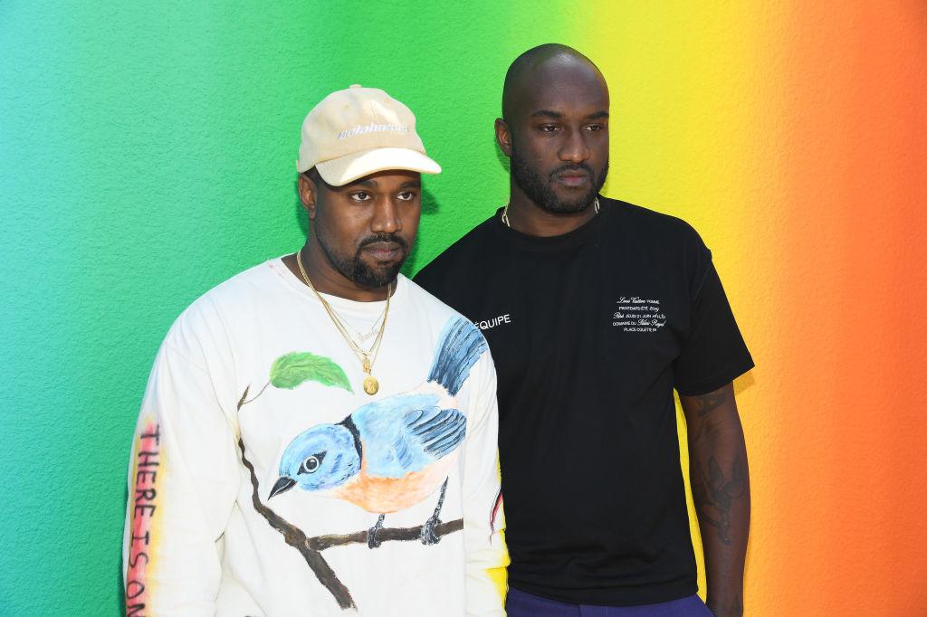 Kanye West (links) en Virgil Abloh (rechts) tijdens diens eerste show voor Louis Vuitton