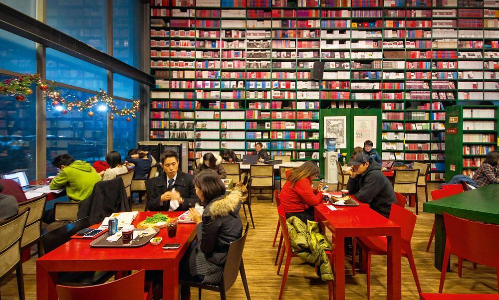 In literair café Book House kan worden geluncht met keuze uit dertigduizend boeken.