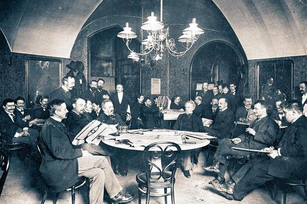 Café Griensteidl, trefpunt van de literaire Weense scene. De auteurs zaten op stoel nr 4 ( 1890).