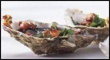 Rauwe oesters, spek en gerookte chipotle-Tabasco