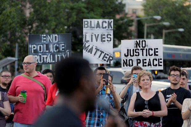 La montée de l'intolérance aux Etats-Unis mise en lumière par la tuerie de Dallas