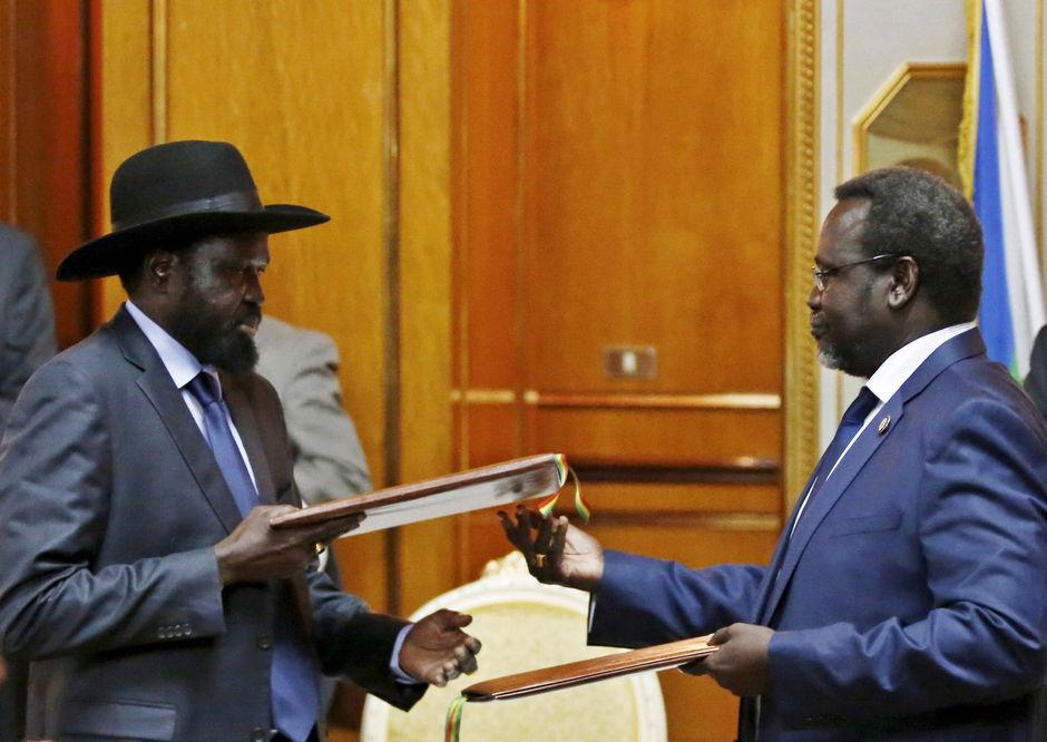 En août 2015, Slava Kiir (à gauche) et Riek Machar (à droite) signaient un fragile accord de paix.
