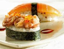 Sushi met grijze garnalen en wasabimayonaise
