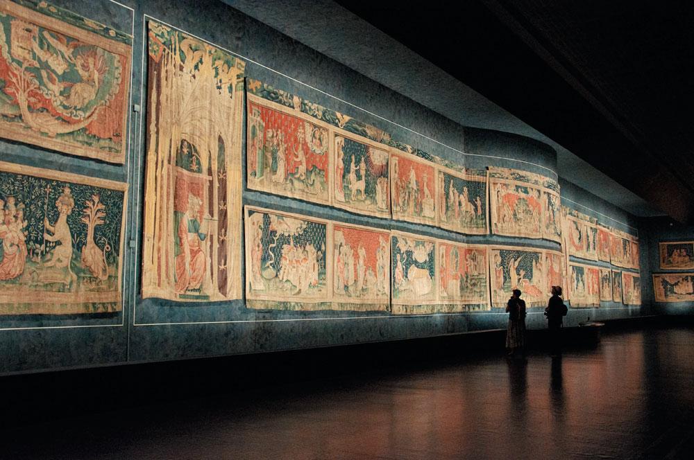 De Tapisserie de l'Apocalypse in Angers, het grootste geweven tapijt ter wereld.