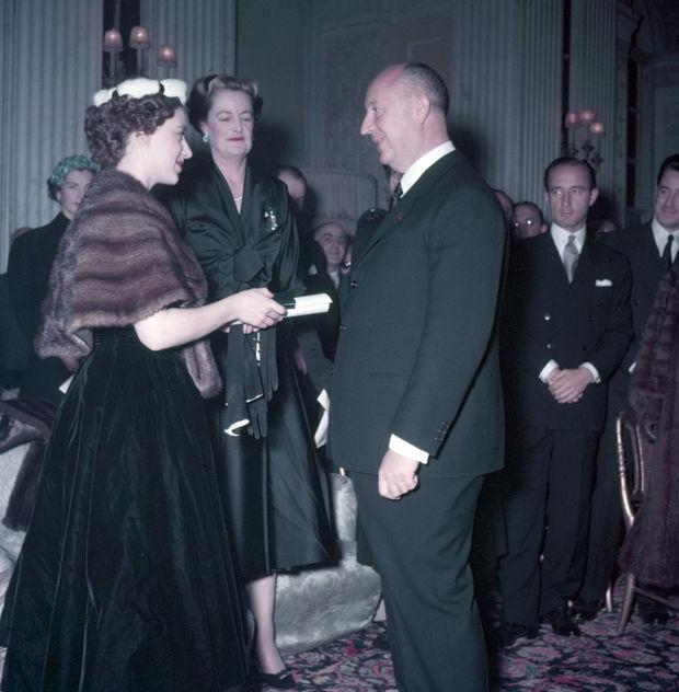 Prinses Margaret (links) presenteert Christian Dior een eremedaille van het Britse Rode Kruis in november 1954.