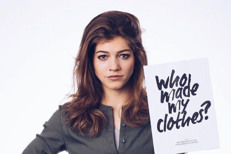 Wie maakte mijn kleren? Post een foto van jezelf met deze vraag op sociale media tijdens Fashion Revolution Week (22-28 april)