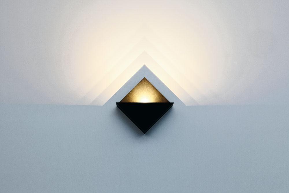 Gradient Triangle Black voor Vibia van Maarten De Ceulaer.