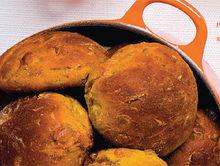 Pompoenbroodjes met pijnboompitten en gekonfijte sinaasappel