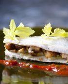 Sandwich van zeetong met champignons en tomaten-dragonsaus