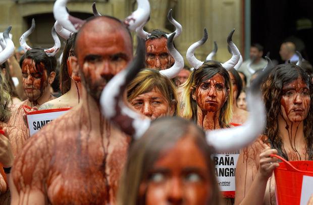 Des militants anti-taurins dégoulinants de faux sang avaient investi les rues de Pampelune pour protester contre l'ouverture des festivités de la 