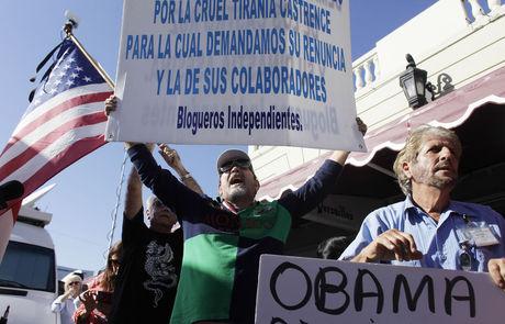 Des activistes Anti-Castro protestent contre la décision d'Obama à Miami, Floride. 