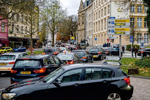 Luxembourg-Ville, l'enfer automobile. Les autorités entendent développer les transports en commun. Mais la collaboration avec la SNCB n'est pas simple.
