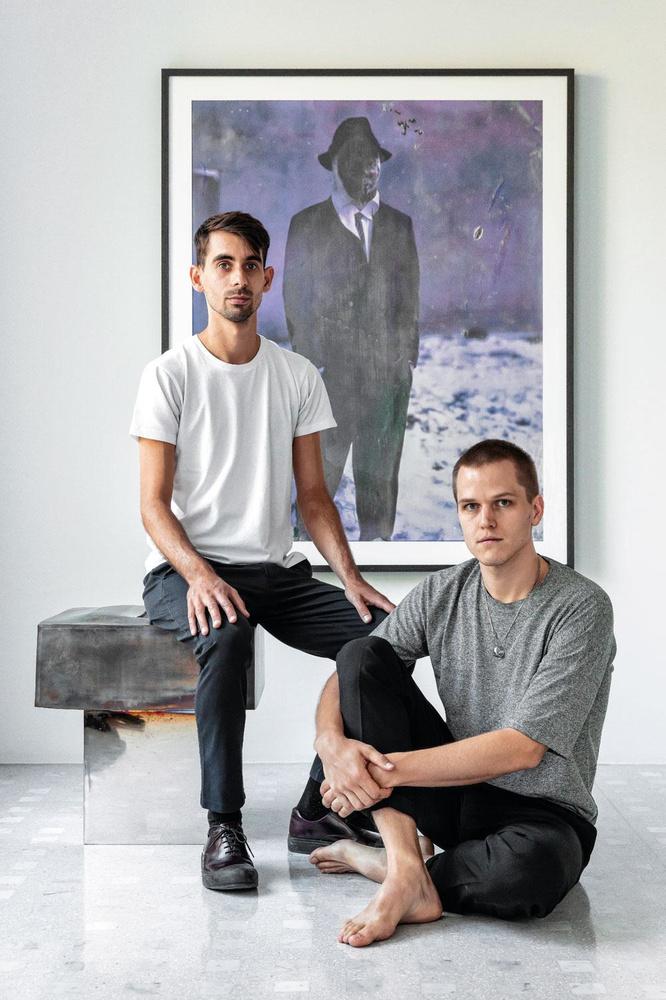 Matthias Steenackers (links) en zijn partner Emmanuel Ryngaert voor een werk van kunstenaar Axel Hoedt, gevonden in Parijs.