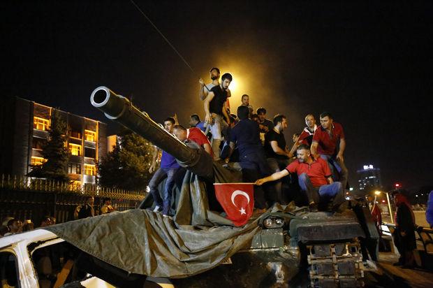Turquie: le putsch déjoué, mais tensions persistantes, au moins 265 morts