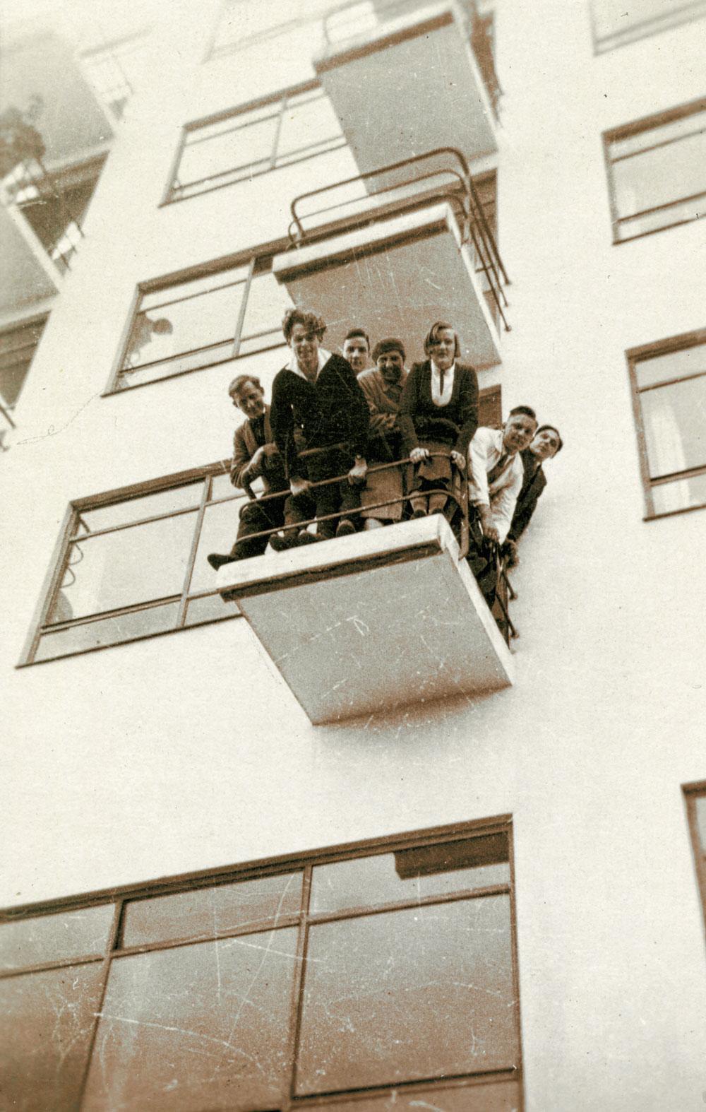 Studenten poseren op de vandaag nog steeds heel gegeerde balkons van het Bahaus in Dessau. Uit het fotoalbum van Fritz Schreiber.