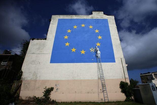 Banksy versiert Dover met Brexit muurfresco