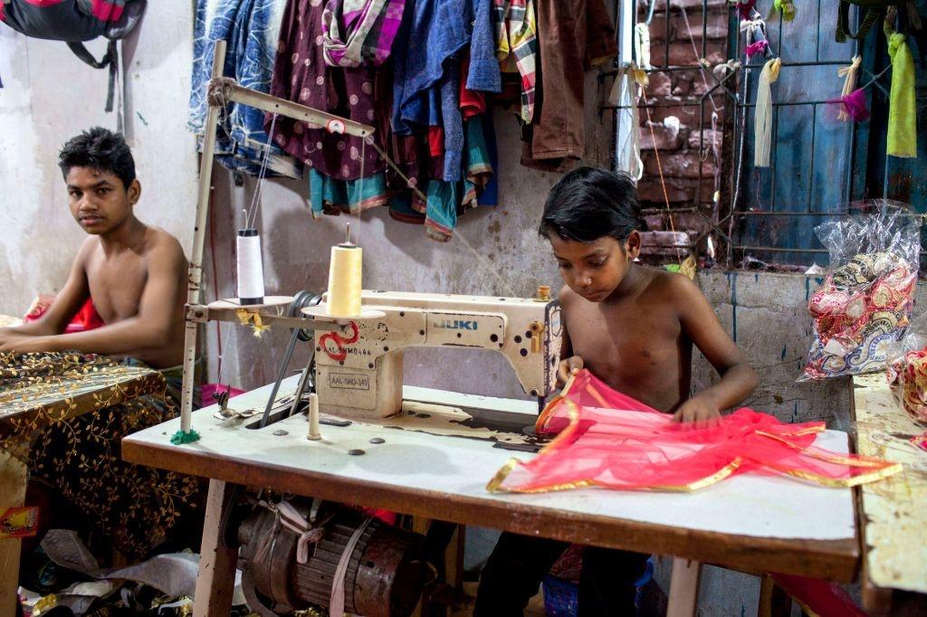 Textielarbeiders in Bangladesh: kinderarbeid mag dan wel verboden zijn, het komt toch nog steeds voor.