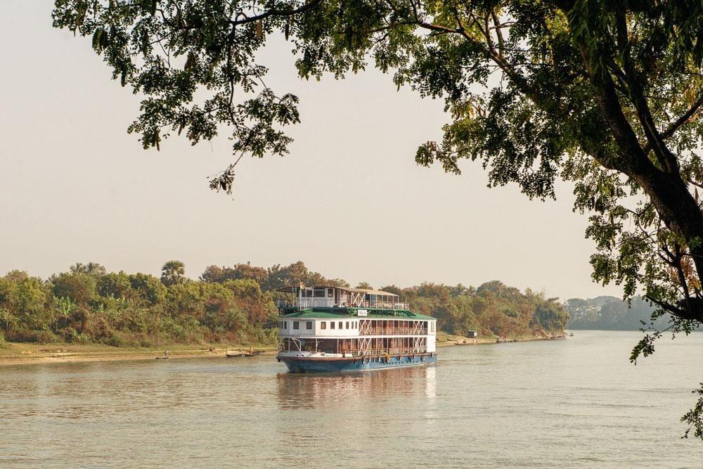 Cruiseschip Bengal Ganga op de Hooghly, zijarm van de Ganges.